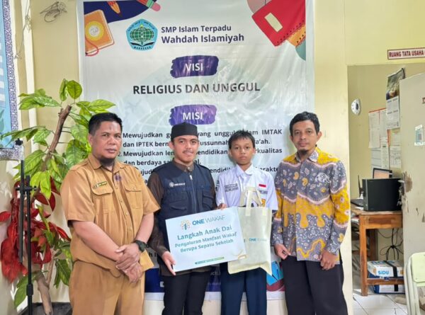 One Wakaf Salurkan Manfaat Wakaf Berupa Sepatu Sekolah untuk Anak Dai