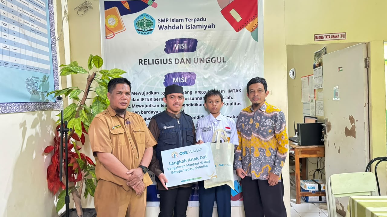 One Wakaf Salurkan Manfaat Wakaf Berupa Sepatu Sekolah untuk Anak Dai