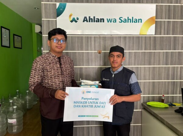 One Wakaf Salurkan Masker untuk Da’i dan Khatib di Tengah Kabut Asap